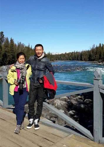 圈中不少老夫少妻是贪图妻嫩,而老妻少夫又是