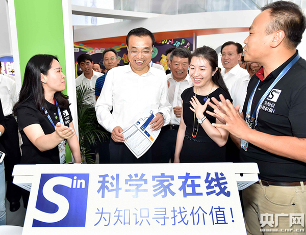 李克强12日下午来到深圳湾创业广场，参观2016年全国大众创业万众创新活动周相关主题展示。