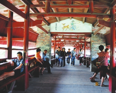 曾经，东关桥上憩者成群，游者云集。