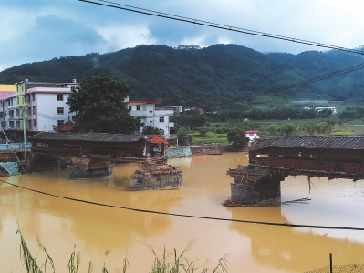 东关桥被洪水毁坏，断为两段。