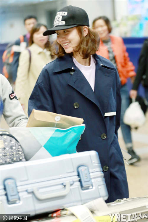 偷穿隆哥大衣?刘诗诗深夜抵京长风衣护体