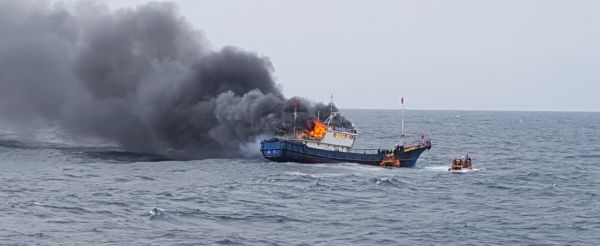 资料图片：这是9月29日在全罗南道新安郡附近海域拍摄的起火的中国渔船。据韩联社援引韩国木浦海洋警备安全署的消息报道，一艘中国漂网渔船29日上午在韩国海域起火，3名船员死亡。 新华社发