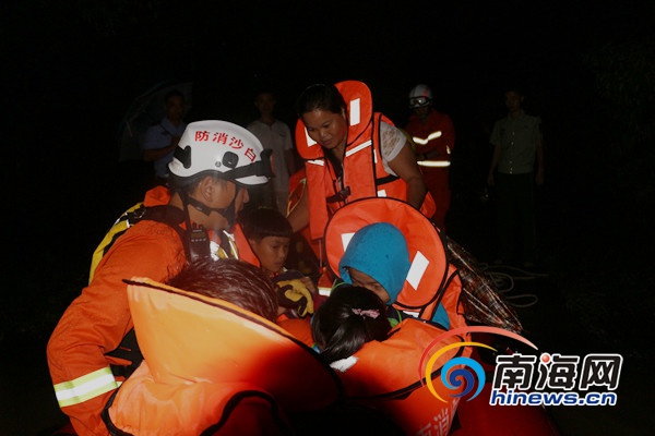 消防官兵在事发现场展开救援。 通讯员 王超摄