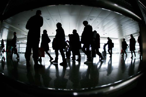 2016年2月12日，出境游归国的旅客步入青岛机场旅检大厅。 新华社发