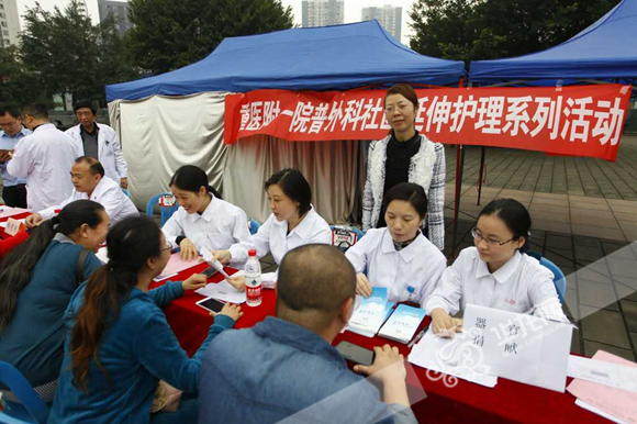 专家为市民义诊。重医附一院供图 华龙网发