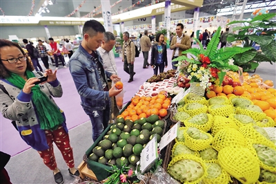 渝交会上,琳琅满目的进口水果任市民挑选. 本报记者 苑铁力 摄