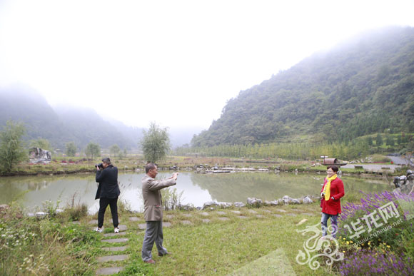 李公坝景区山水相映，景色怡人，吸引了不少游客前来观光旅游。 首席记者李文科摄