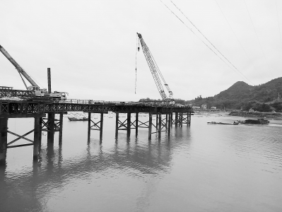 为给大桥打桩,西门码头搭建钢便桥。