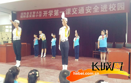 馆陶交警进校园，用儿歌等多样形式筑牢小学生交通安全防线