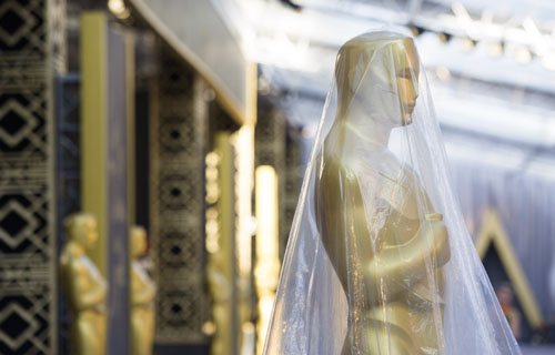 在美国洛杉矶好莱坞杜比剧院门口拍摄的一座被塑料布覆盖的小金人。新华社记者杨磊摄