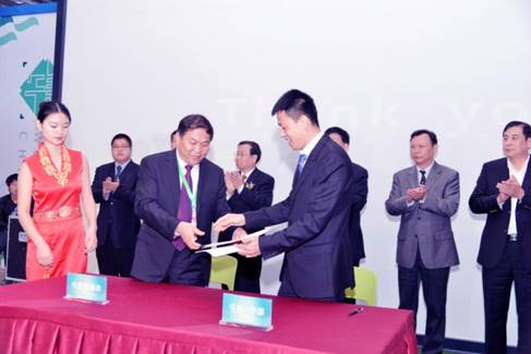 杨连明董事长与中捷产业园区党委副书记、管委会副主任熊俊杰签约