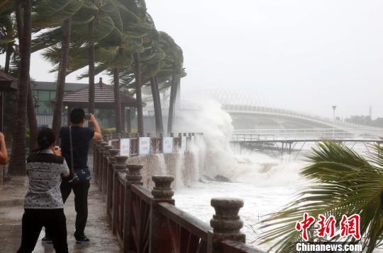 10月18日，台风“莎莉嘉”在三亚掀起大浪，有民众冒险观浪被劝离。　尹海明 摄