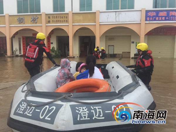 消防官兵成功转移被困群众。通讯员韩鹏飞摄