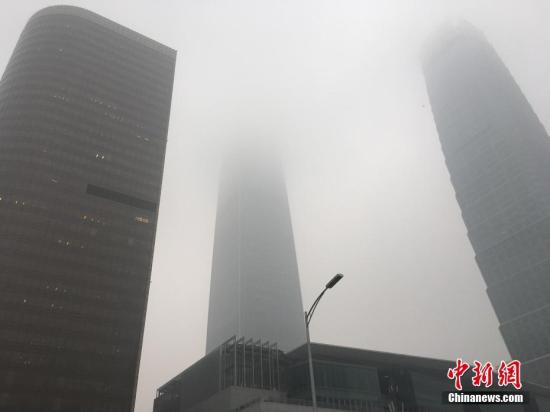 北京雾霾局地能见度不足1公里 京津冀部分高速