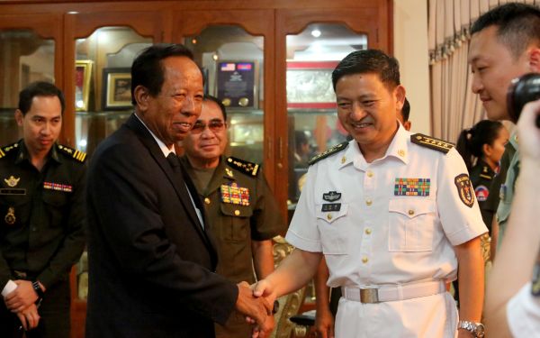 中国海军第二十三批护航编队指挥员王红理大校(右)17日在金边拜会柬埔寨副首相兼国防大臣迪班上将。