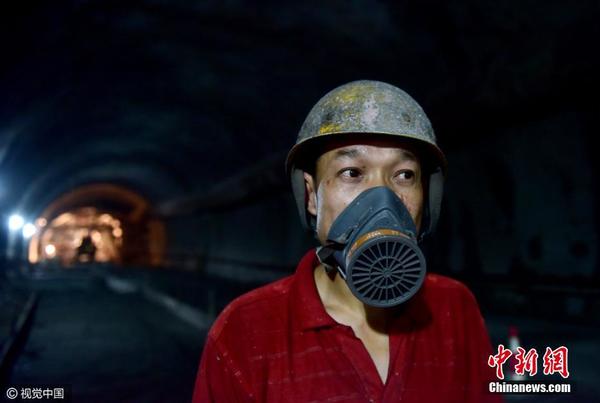 2016年10月19日消息，四川雅安雅康高速二郎山隧道，从2012年开工至今，平均每天隧道爆破都要用掉一吨炸药，因此工地建有专门的炸药库。图为全副武装准备开工的工人们。图片来源：视觉中国