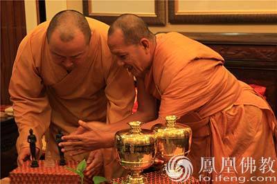 柬埔寨隆庞僧王带来的礼物（图片来源：凤凰佛教）