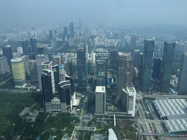 平安金融大厦俯瞰深圳(宋春雨摄影)