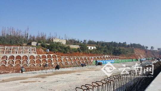 工人们正在焊接防撞护栏