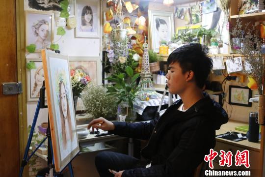 湘潭大学信息工程学院学生文用在寝室作画。　受访者供图　摄