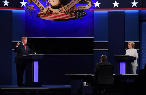 10月20日，美国总统候选人进行第三场电视辩论。（新华社发）