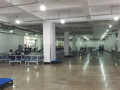 20日，记者探访发现，正定弘文中学食堂仍在运营中。新京报记者袁静纬摄