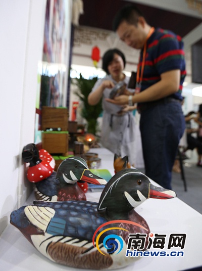 　　在海南特色展馆，琼海万泉镇展示工艺品。南海网记者李庆芳摄