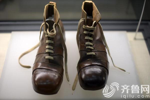 10月23日，首届世界足球文化高峰论坛在淄博临淄开幕，11件英格兰足球展品亮相临淄足球博物馆。图为出现1900年至1910年的足球鞋。图片来源：齐鲁网