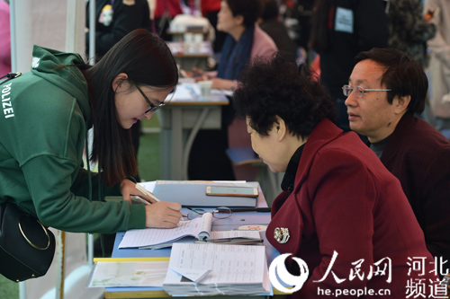 图为第二届京津冀学前教育类高校毕业生专场招聘会现场。
