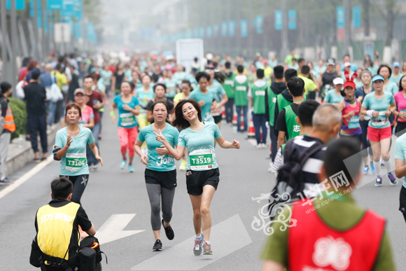 23日天气阴凉十分舒适，南滨路上参加2016重庆女子半程马拉松赛的选手们正在奔跑。记者 石涛 摄