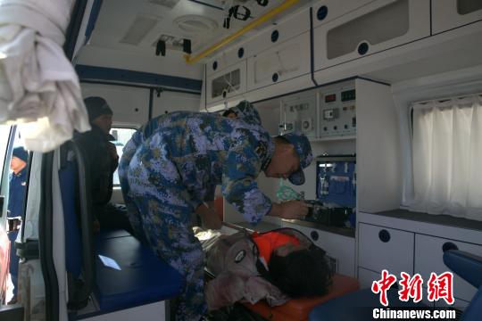 海军某部军医第一时间对被救渔民进行医疗检查 。　刘少正　摄