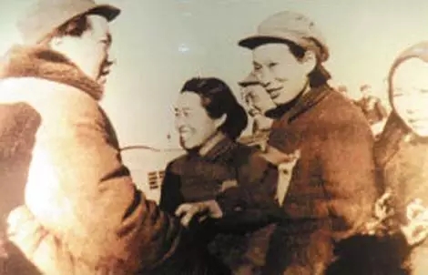 1949年全国第一次妇女代表大会期间，李坚真（右2）迎接毛泽东等中央领导。
