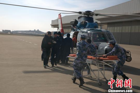 渔民成功被救，安全降落陆地。　刘少正 摄