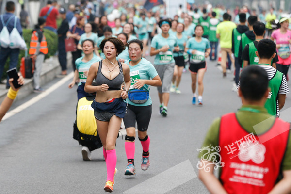 美女们不仅有颜值,还有毅力。记者 石涛 摄