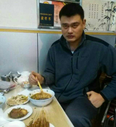 6张姚明吃饭图:出没小饭馆,毫无明星架子_娱乐频道_凤凰网