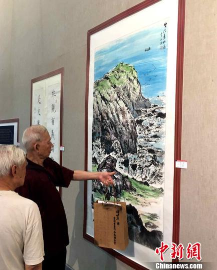 台湾画家笔下的《台湾东北角》吸引大陆观众驻足观赏。　陈悦　摄