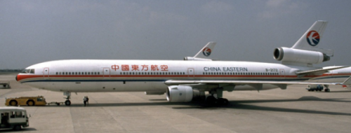 （图为曾执飞东航第一条上海至洛杉矶跨太平洋的远程国际航线的MD-11型飞机）