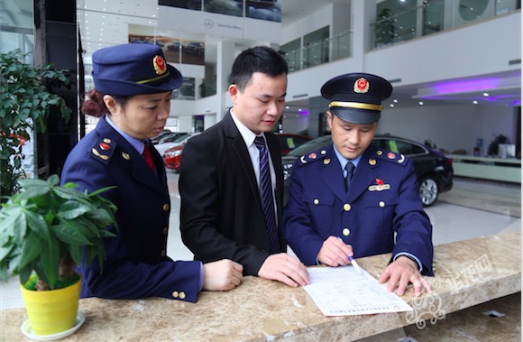 重庆市工商局万州区分局加强汽车行业格式合同整治。通讯员 吴韬 摄