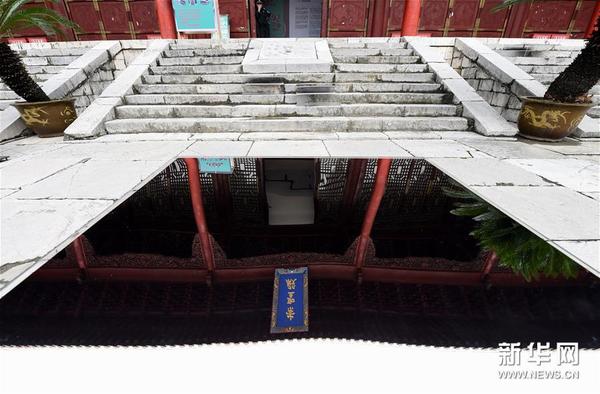 朝天宫崇圣殿前的一件镜面装置作品（10月24日摄）。新华社记者 孙参 摄