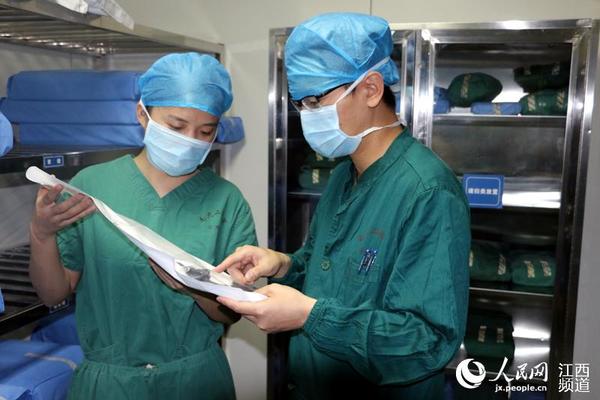 网红背后的医疗工匠精神 90后护士高颜值笔