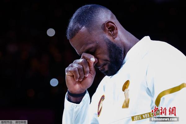 骑士冠军授奖詹姆斯落泪