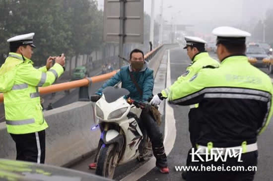石家庄市桥西交警:非机动车禁止上高架桥通行