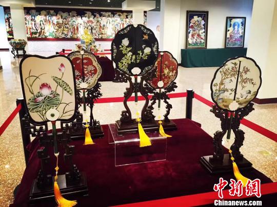 2016懋隆文创园?中国工艺精品传承与创新系列展26日在京开幕,300余件景泰蓝创新作品展出。图为扇子展区。 刘文曦 摄