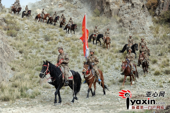 10月24日，民兵骑兵连在山间巡逻。