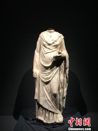图为即将展出的古罗马雕塑。　陈静 摄
