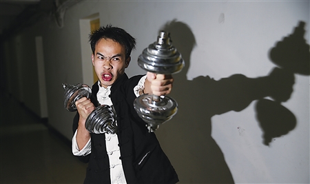 　　郑世豪用50斤重哑铃苦练寸拳臂力