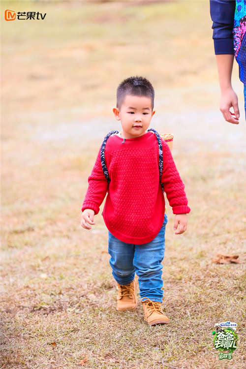 《爸爸去哪儿4》小鱼儿有神功 吃饭也能睡着