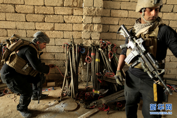 　　当地时间2016年10月27日，伊拉克摩苏尔，伊拉克士兵在摩苏尔东部Bazwaya查获“伊斯兰国”一家自制炸弹工厂。图片来源：视觉中国