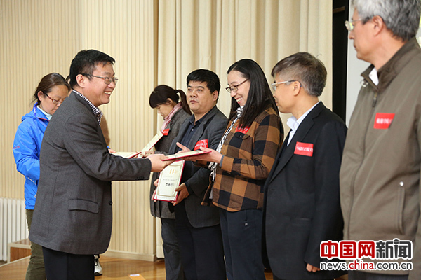 北京联合大学党委书记韩宪洲为获得优秀组织奖的单位代表颁奖