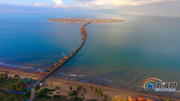 高空鸟瞰海口市西海岸新区,假日海滩一带美景尽收眼底。据了解,随着海秀快速路的开通,西海岸新区发展进入加速期,未来这里将建设成为集行政服务、总部经济、文化会展、旅游度假、健康养生、休闲娱乐、理想居住七大功能元素为一体的海口新核心区。 海报集团全媒体中心记者 张茂摄